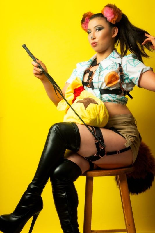 Erika Ishii身穿和风服饰拍摄写真，背景带有传统日式纹样