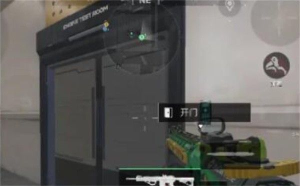 二楼走廊视角，前方为带玻璃窗的控制室，门体可见