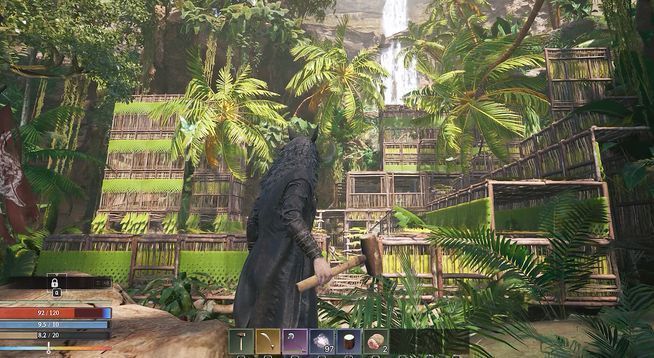 第一人称视角下玩家正在制作工具，工作台上摆放着零件与蓝图，细节丰富