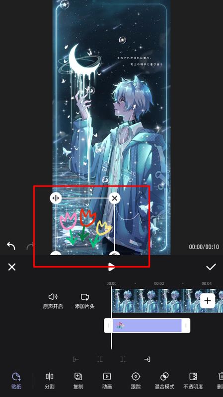用户正在调节贴纸大小的操作界面，手指捏合缩放贴纸