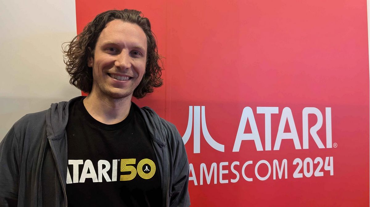 雅达利公司标志与经典游戏LOGO组合图，背景包含《运输大亨》《过山车大亨》等游戏图标，象征经典IP回归