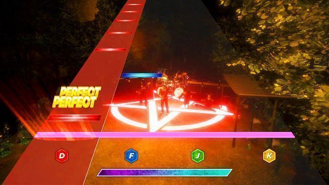 角色在夜晚庭院中奔跑，身后黑影追逐，天空呈现不祥的暗紫色