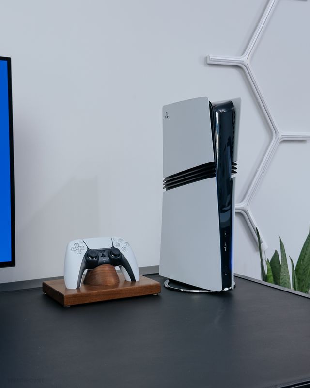 《使命召唤21：黑色行动6》战斗场景，爆炸特效与角色细节清晰可见