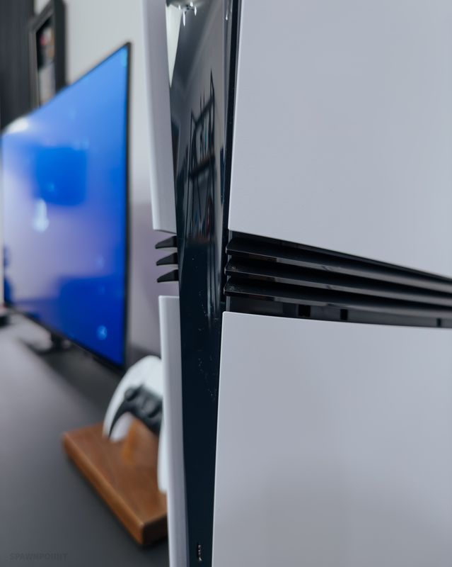 《匹诺曹的谎言》战斗画面，复杂机械背景与角色盔甲细节突出