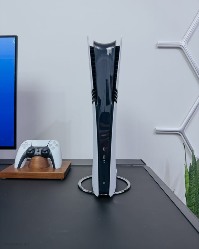 《星刃》女主角战斗特写，服装材质与环境反射极为细腻