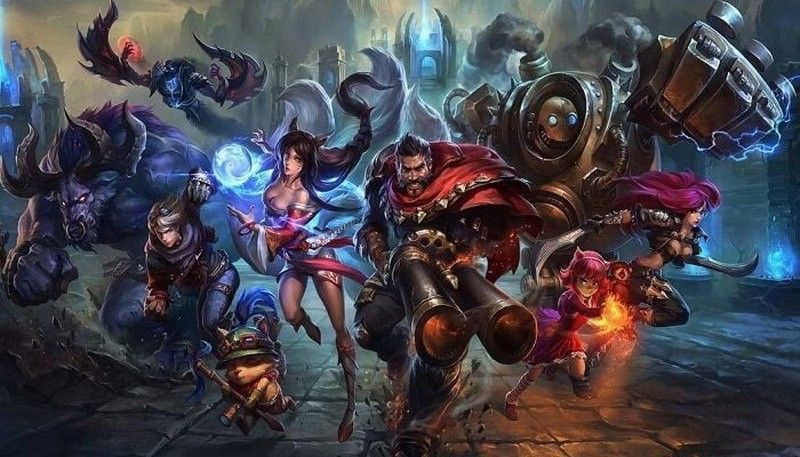 Riot Games联合创始人Marc Merrill在2024年《英雄联盟》世界总决赛舞台上发言，背景为《英雄联盟》MMO概念艺术图