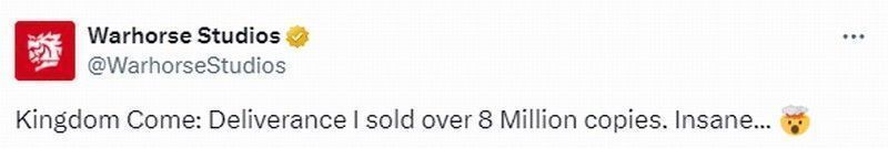 Warhorse工作室团队合影，成员们在办公室庆祝销量突破的瞬间，墙上挂着《天国：拯救》的旗帜