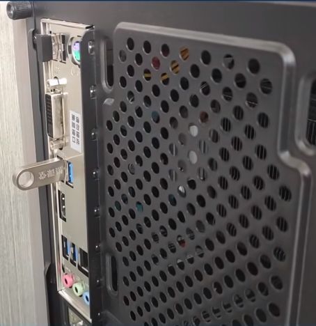 U盘插入电脑的实物示意图