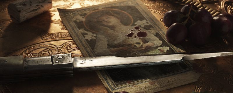 《四海兄弟：故乡》游戏主界面展示主角恩佐形象，背景为意大利小镇风貌，整体画面充满复古黑帮氛围