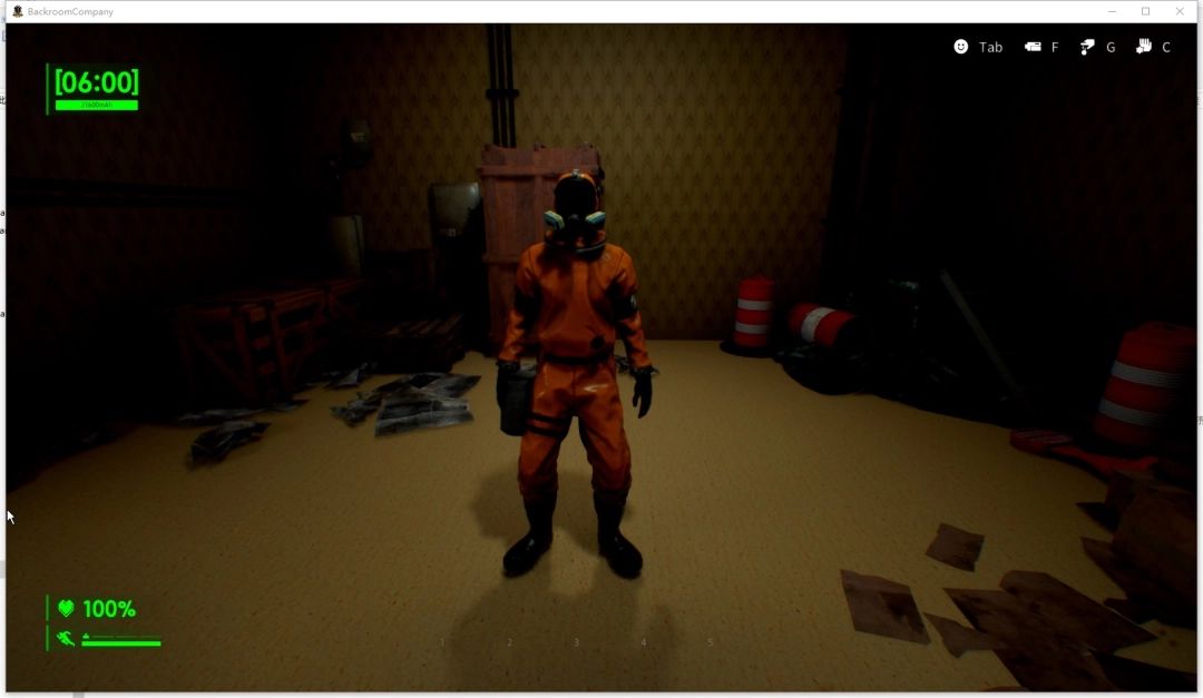 玩家手持手电筒穿过狭窄通道，前方门缝透出微弱红光