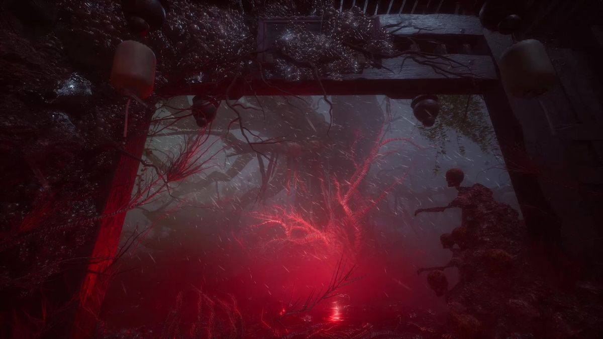 《明末：渊虚之羽》新截图，阴森山林中一座破败庙宇矗立，雾气缭绕，远处似有黑影伫立，氛围诡异压抑