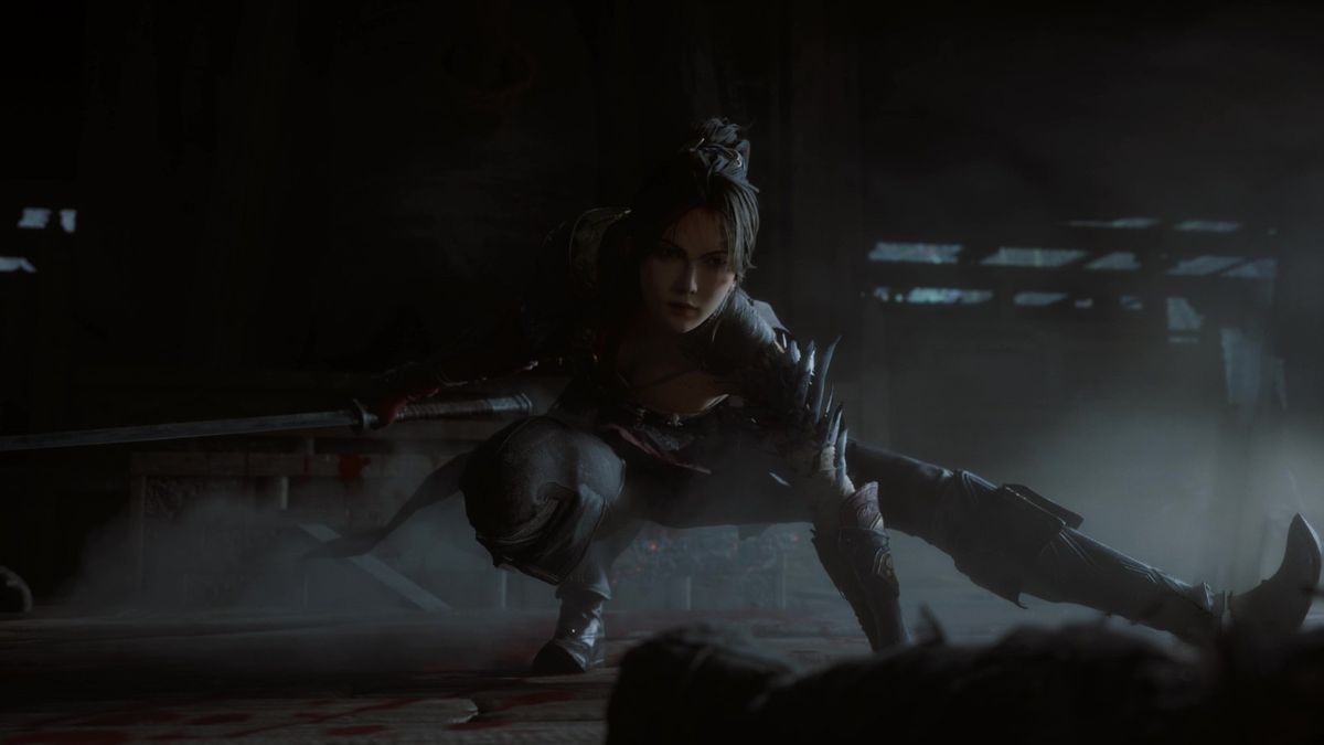 地下遗迹内部，石门雕刻羽人图案，光线昏暗，空气中漂浮着微光尘埃