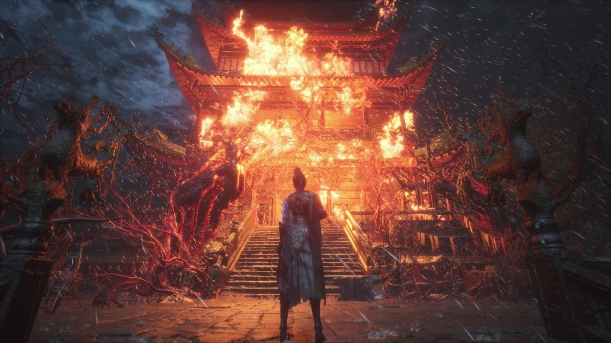 远处山崖上伫立一名黑袍神秘人物，背对镜头，长袍随风飘动，充满压迫感