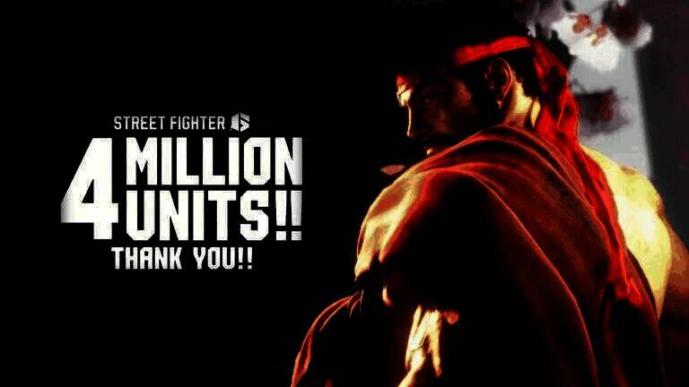 《街霸6》制作人总监松本脩平正襟危坐接受采访，背景为《街霸6》游戏LOGO与角色战斗画面