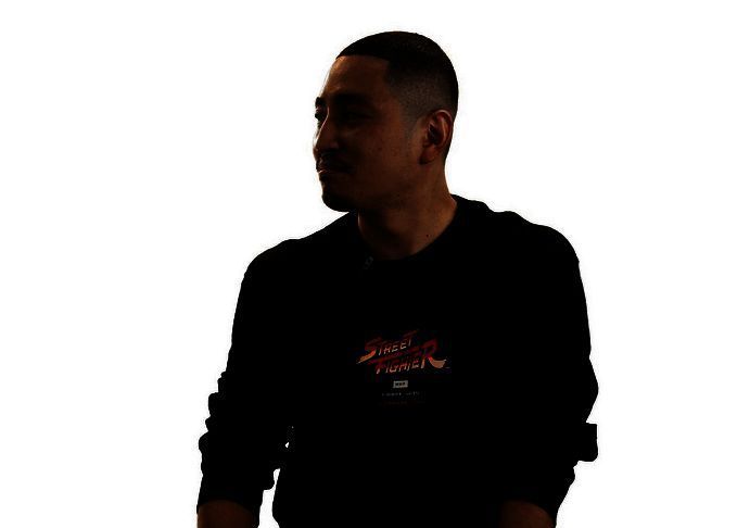 《街霸6》游戏界面展示角色选择画面，多名经典角色列队待命，界面充满动感光影效果