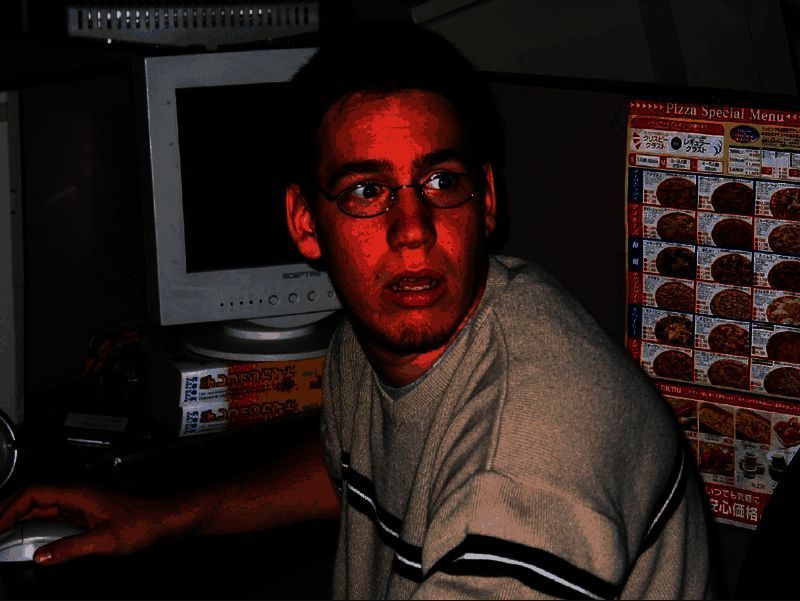 Ben Brode年轻时期在暴雪工作时的照片，面带微笑