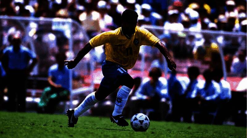 罗马里奥在比赛中带球突破，眼神专注，防守球员紧追不舍