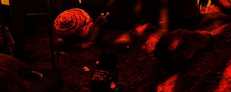 《禁闭求生2》中玩家角色正在草丛区域围攻一只巨型发光蜗牛，地面散落着粘液痕迹和小型零件，画面充满微观世界紧张氛围