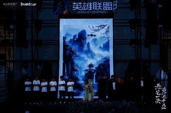 选手在电竞舞台上专注对战，屏幕显示1v1对决界面，弹幕滚动，现场气氛紧张刺激