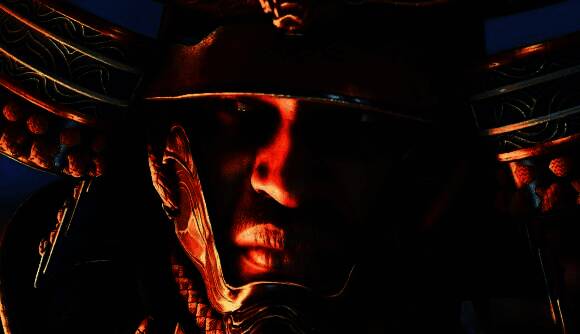 《刺客信条：影》游戏画面展示主角潜行于日本江户时代城池之中，夜色下灯笼微光映照武士装束角色持短刃前行