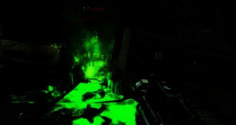 多名玩家协同作战，其中一人手持幽冥毒王扫射敌人，队友在其掩护下进行输出