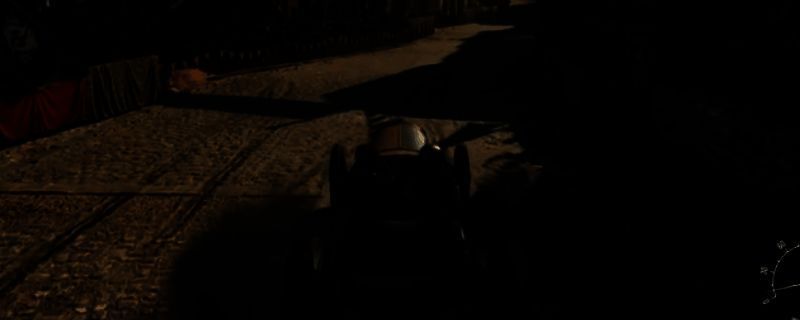 《四海兄弟：故乡》中赛车竞速场景，主角驾驶老式轿车在西西里山道疾驰，背景为地中海阳光下的小镇