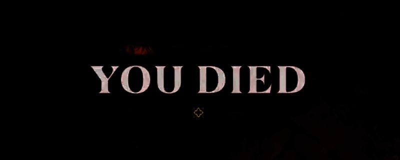 《四海兄弟：故乡》中恩佐面对同伴持枪对峙的紧张场景，背景为昏暗巷道，气氛压抑