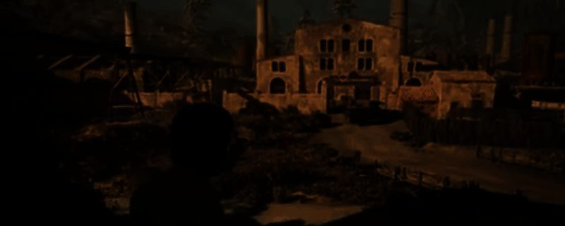 《四海兄弟：故乡》游戏中主角潜行接近敌人，画面显示低光照环境与隐蔽路径，突出紧张氛围