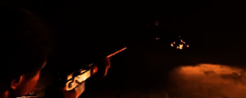 《四海兄弟：故乡》游戏中主角在金枪鱼厂逃亡途中，手持霰弹枪射击路边车辆，爆炸火光四起，场面紧张激烈