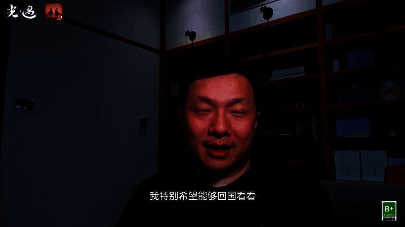 《光·遇》制作人陈星汉在活动现场与玩家合影，背景为游戏主题展台