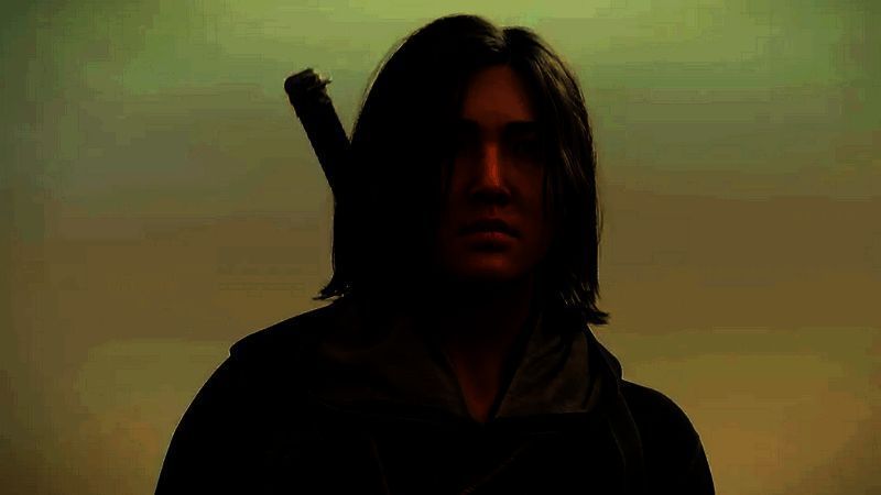 游戏内艺术概念图展示女忍者直江在夜色中潜行于神社屋顶，身姿矫健，背景灯火点点