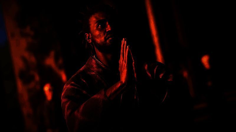 BAFTA演讲现场，制作人Mark-Alexis Côté站在舞台中央，神情严肃地面对观众发言