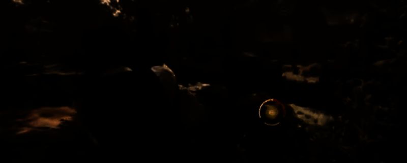 《四海兄弟：故乡》游戏中主角潜行接近敌人，准备实施暗杀的紧张场景，背景为昏暗的仓库内部，光线昏黄