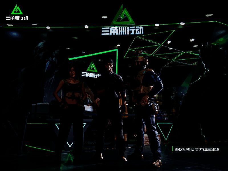 《三角洲行动》展区内玩家与COSER互动的热闹场景，三位特战干员威龙、KAI、LUNA被1:1还原，现场氛围热烈