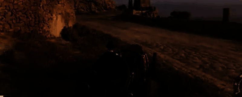 《四海兄弟：故乡》游戏中一辆黑色老式轿车在空旷公路上高速行驶，背景为黄昏下的城市边缘，道路笔直延伸至远方