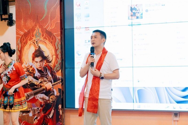 草花互动总经理杜正清在活动现场宣布‘草花粉丝节’正式启动，现场掌声雷动