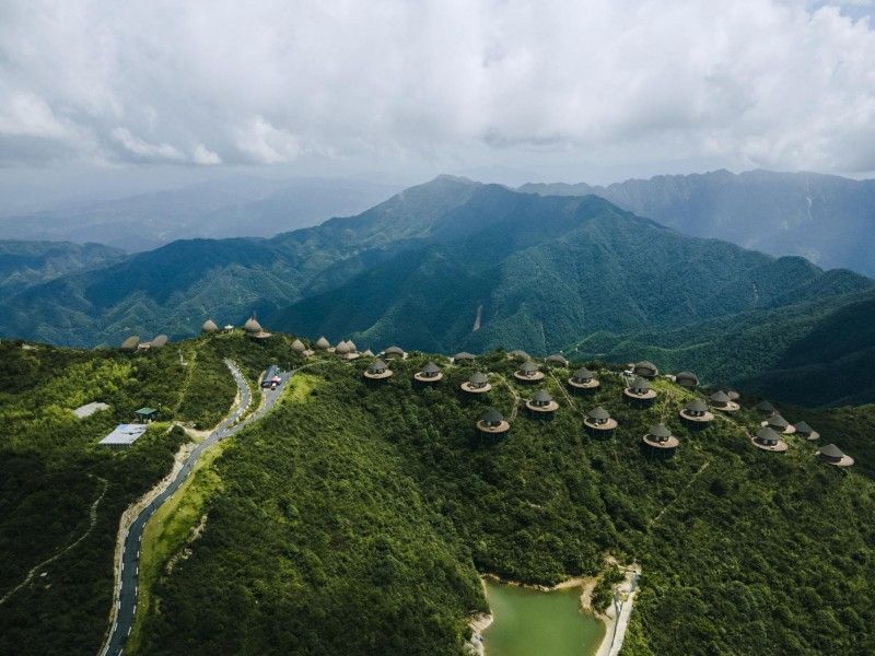 帝国手游五周年见面会在郴州回龙山举行，玩家站在观景台上俯瞰云海，氛围温馨热烈