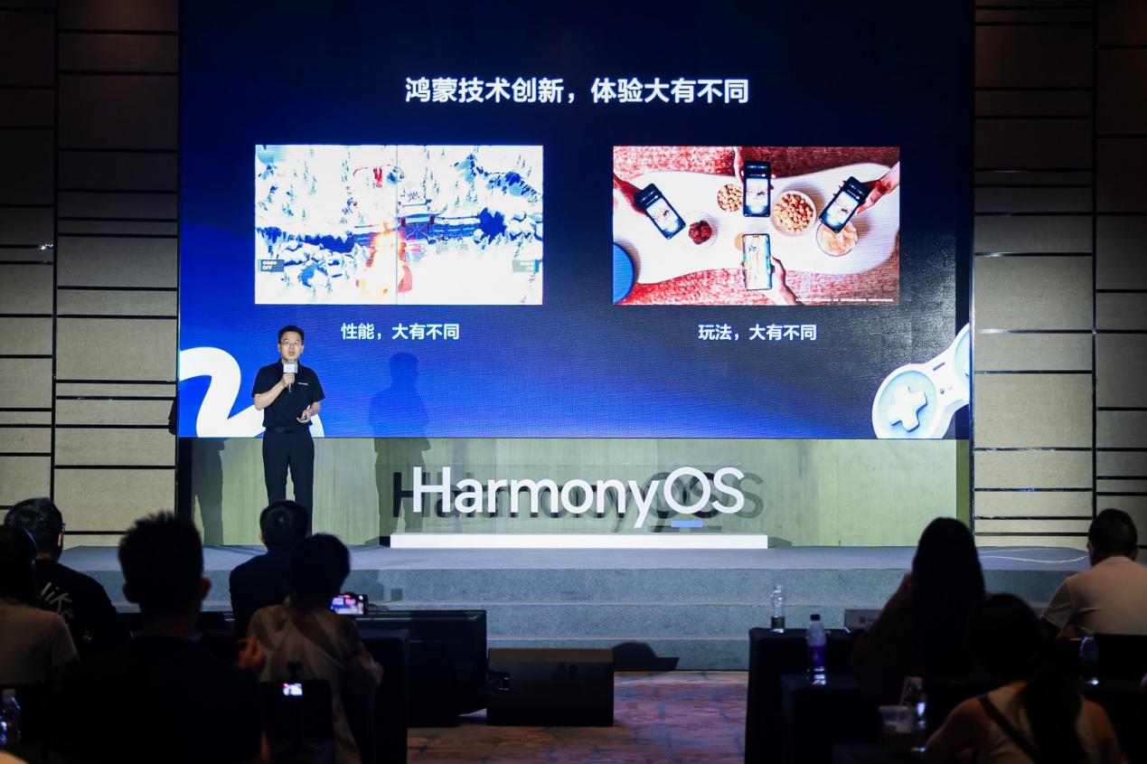 鸿蒙游戏展示区，玩家体验《暴吵萌厨》的手机碰一碰组队功能