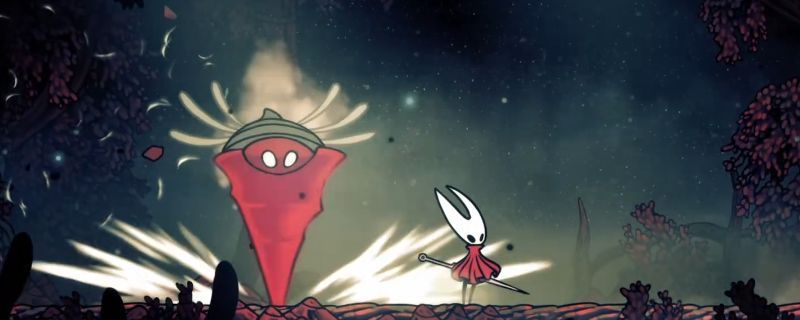 狂暴的螺蝇战斗画面，角色在空中发动下劈攻击，BOSS释放技能特效炸裂