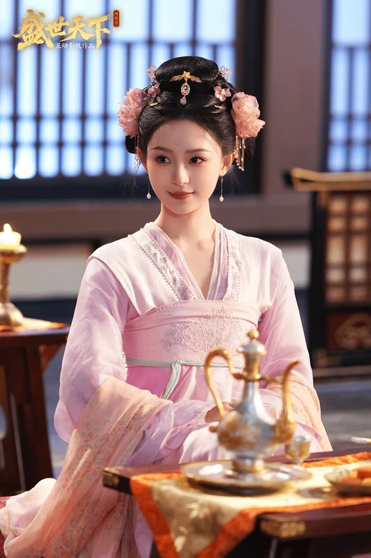 胡亦瑶古装扮相，手持团扇，神情复杂