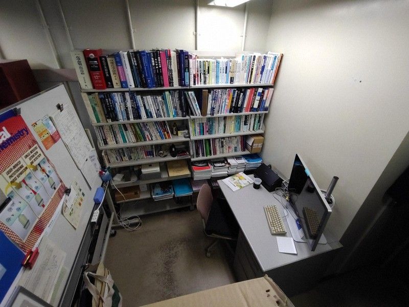 日本某公司员工在封闭空间内工作，神情疲惫