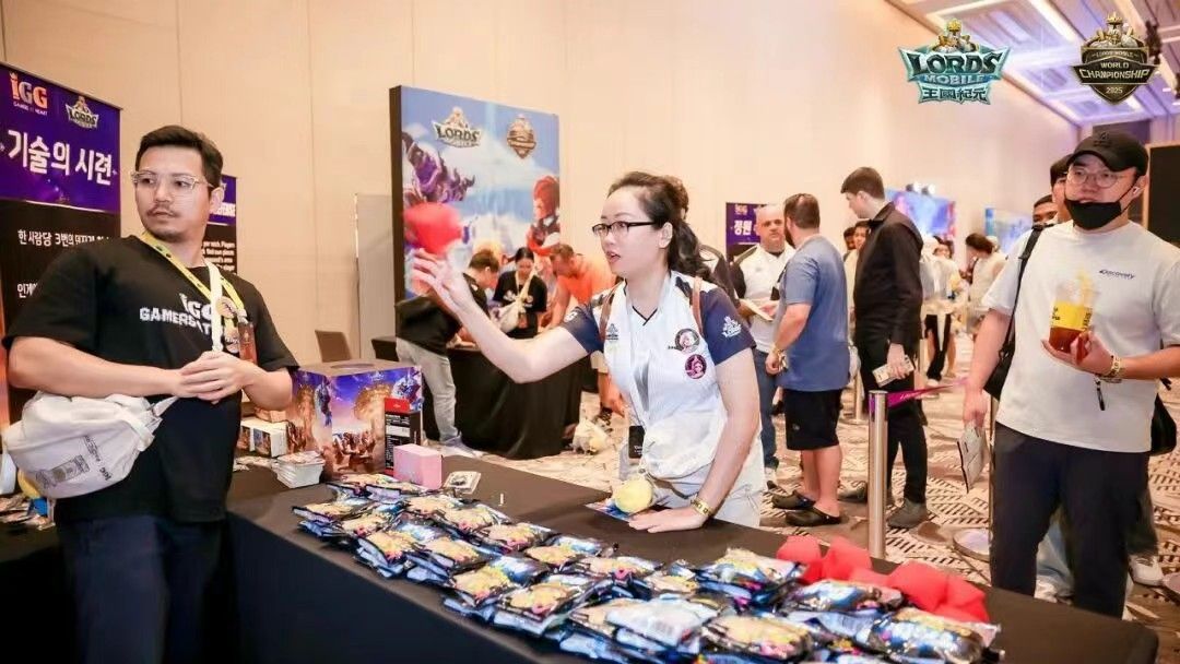 现场玩家与COSER合影互动，气氛轻松愉快