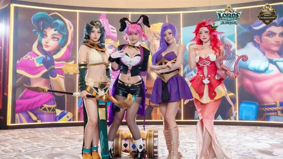 直播间观众积极参与抽奖互动，屏幕上滚动显示获奖名单