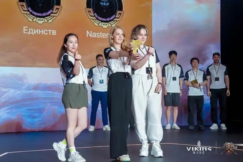 全女性战队“女武神”登场，引发观众热烈欢呼