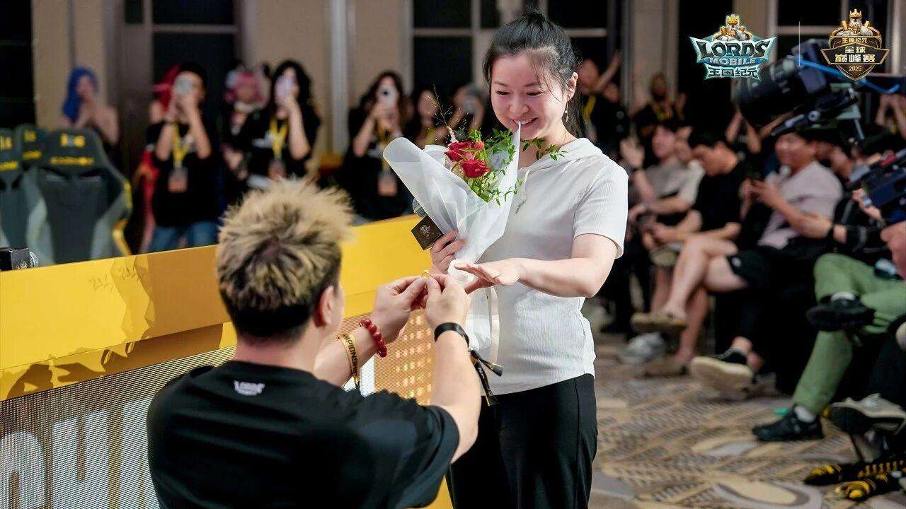 求婚成功后两人相拥，现场镜头聚焦这对幸福情侣