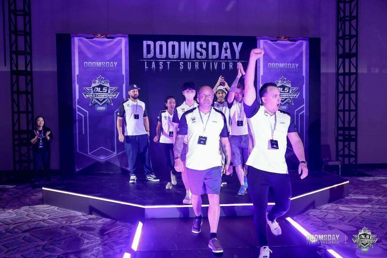 战队入场时播放专属音乐，现场观众挥舞应援道具热情助威