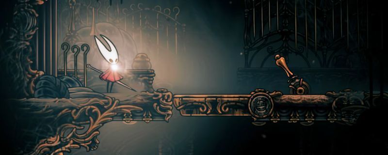 《空洞骑士：丝之歌》低语书库探索场景，玩家角色在神秘书架间寻找苍白油