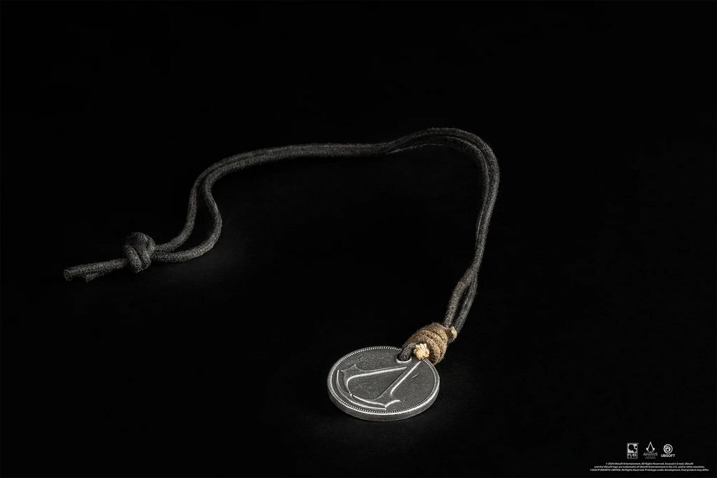 限量版雕像附赠的雅各布项链复刻品特写，金属质感强烈