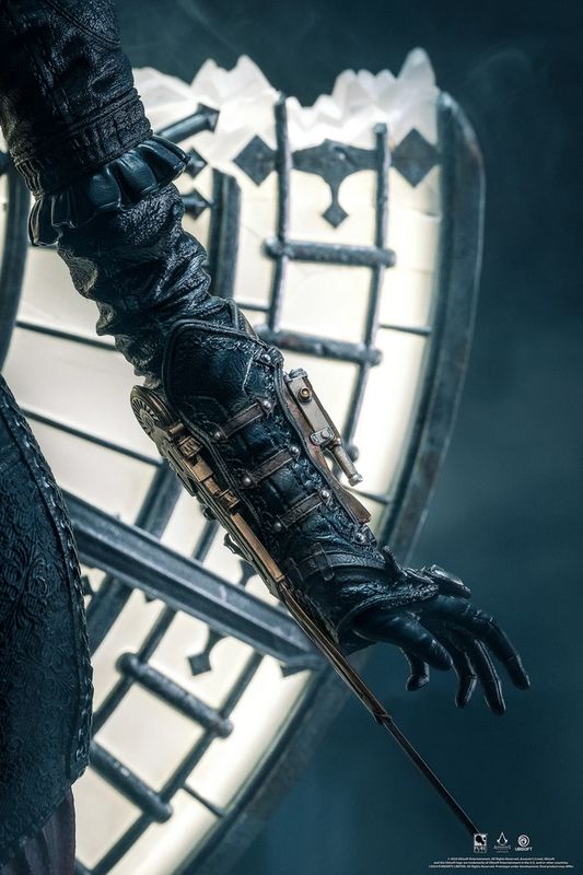 雅各布与伊薇在雕像中的动态姿势还原游戏战斗场景