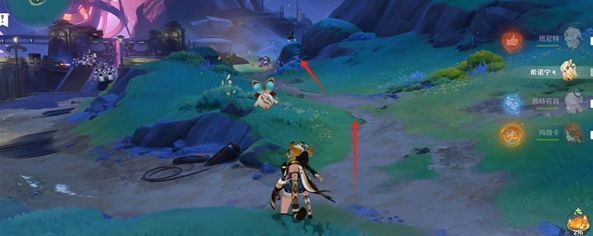 泥路小径蜿蜒穿过树林，阳光透过树影洒落，营造出神秘氛围